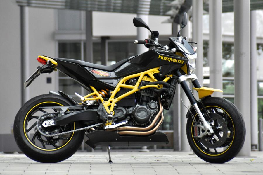 Husqvarna Nuda 900 by Ilmberger Carbon